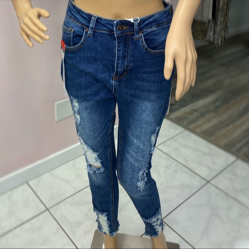 Distressed skinny jeans